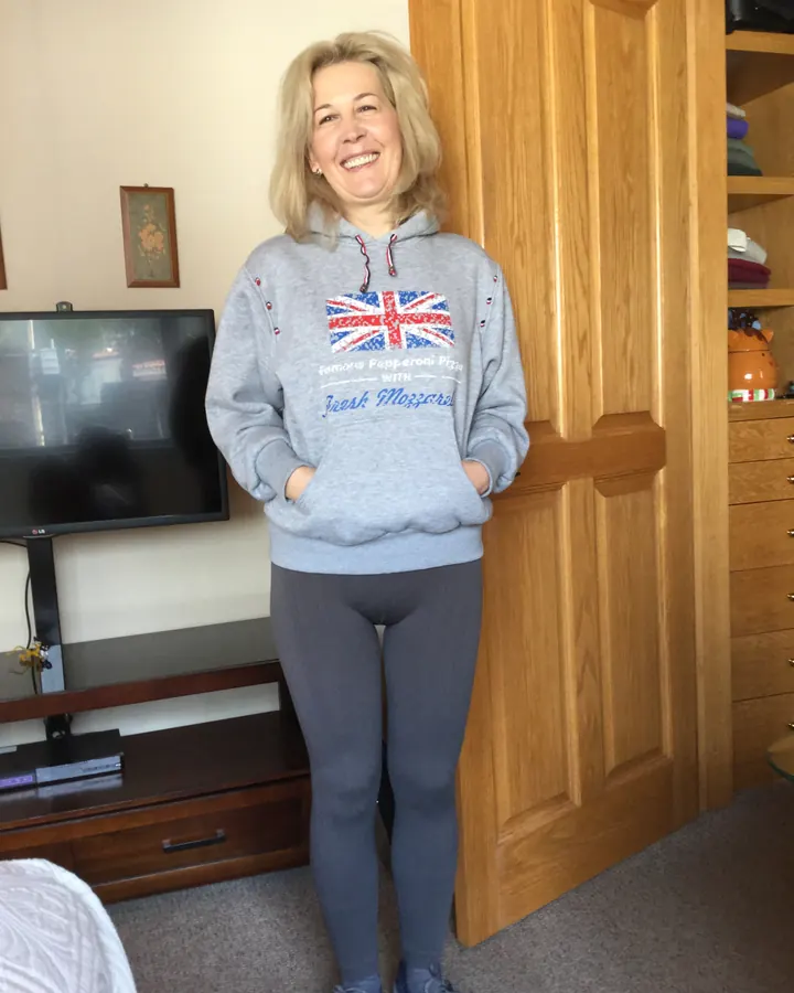 Agathe souriante en sweat à capuche, leggings gris