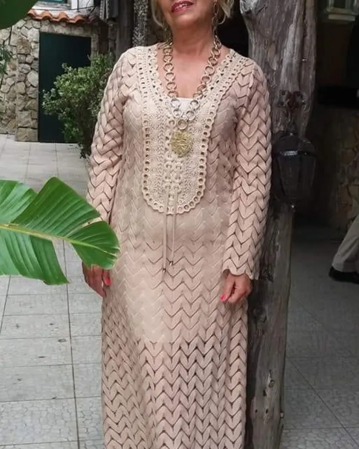 Nina en robe beige ajourée, extérieur